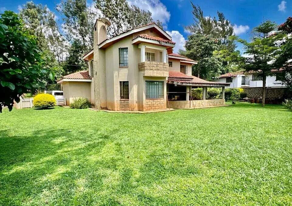 5-Ensuite Townhouse on Half-Acre Near Waterfront Mall – Karen