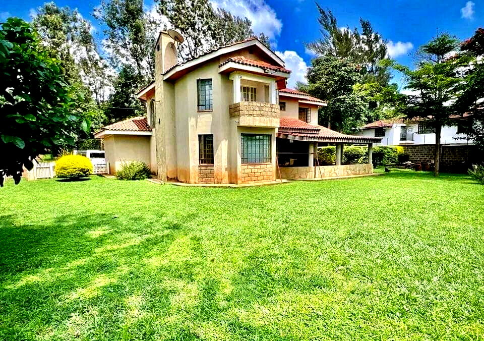 5-Ensuite Townhouse on Half-Acre Near Waterfront Mall – Karen