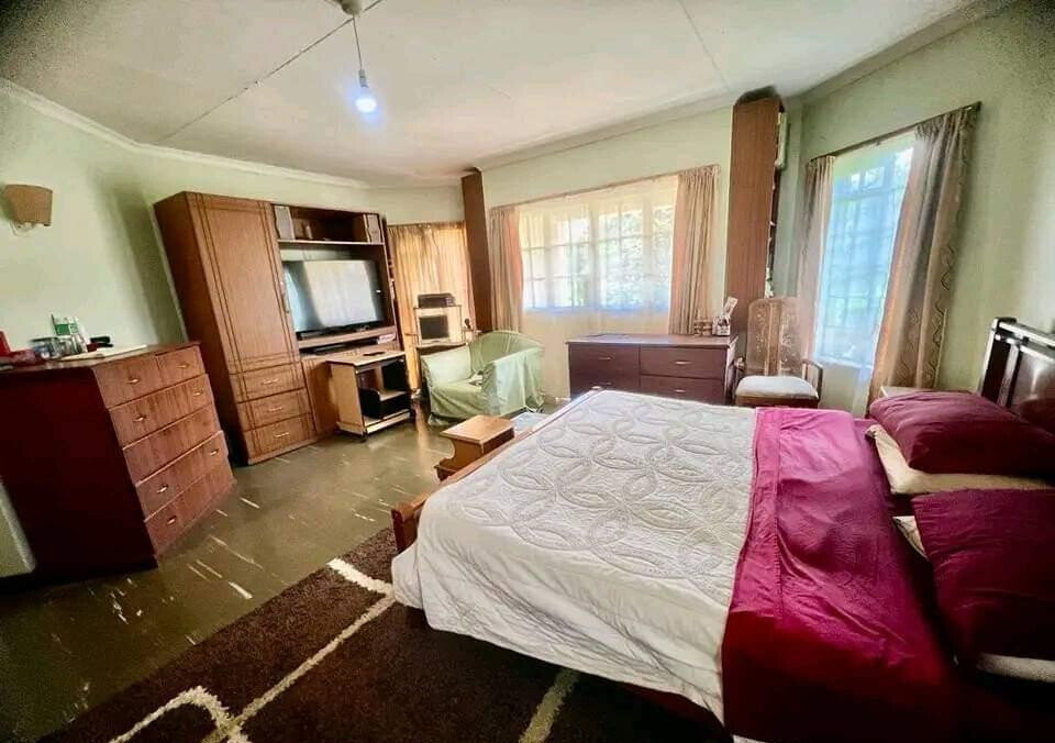 5-Ensuite Townhouse on Half-Acre Near Waterfront Mall – Karen