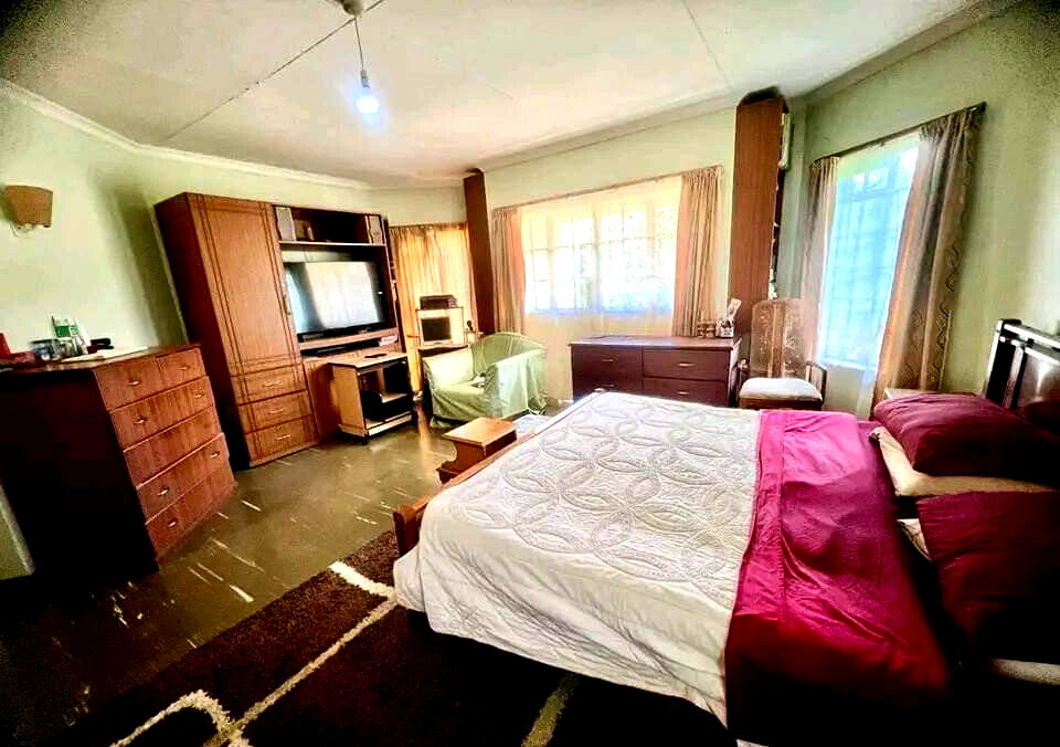 5-Ensuite Townhouse on Half-Acre Near Waterfront Mall – Karen