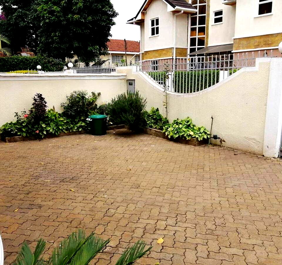 Lavishly Designed 5-Bed Townhouse with DSQ - Lavington