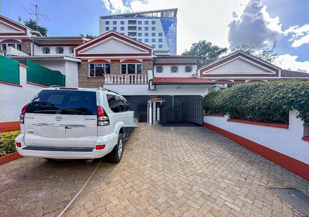 Newly Refurbished 4BR Townhouse with DSQ - Westlands