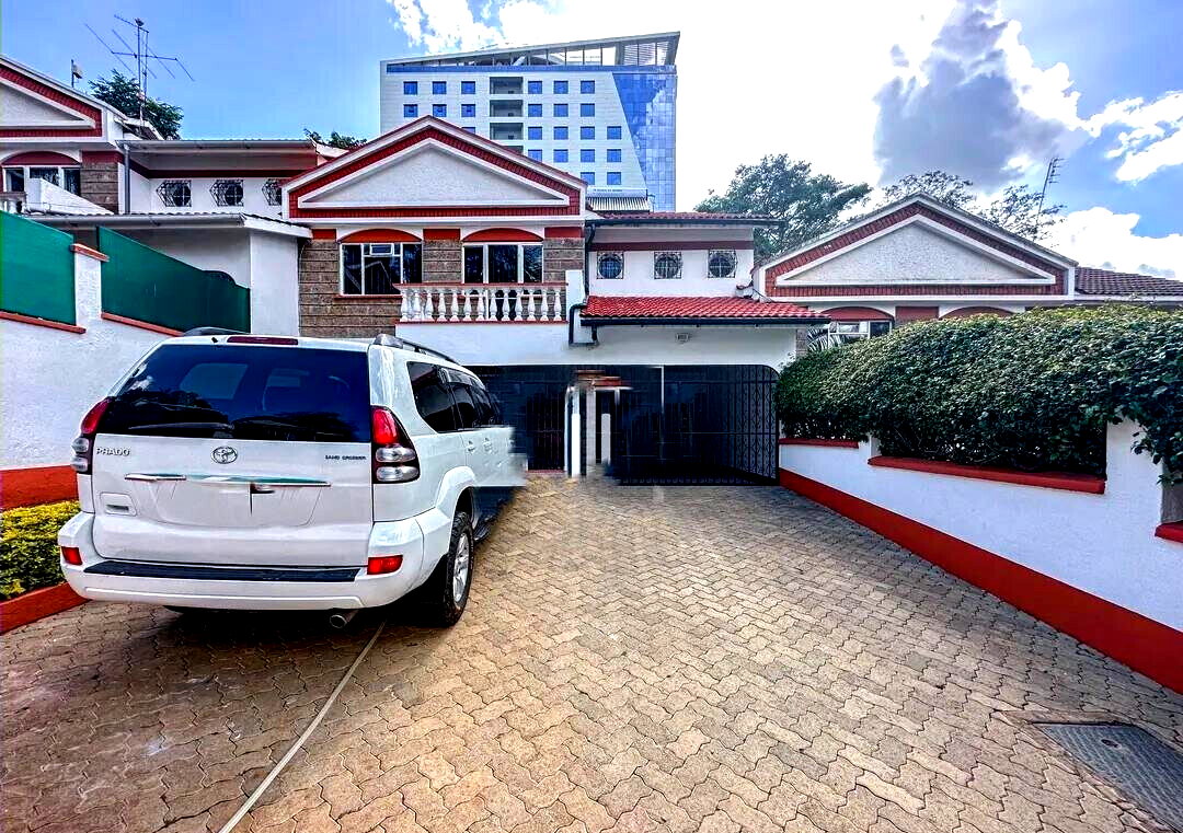 Newly Refurbished 4BR Townhouse with DSQ - Westlands