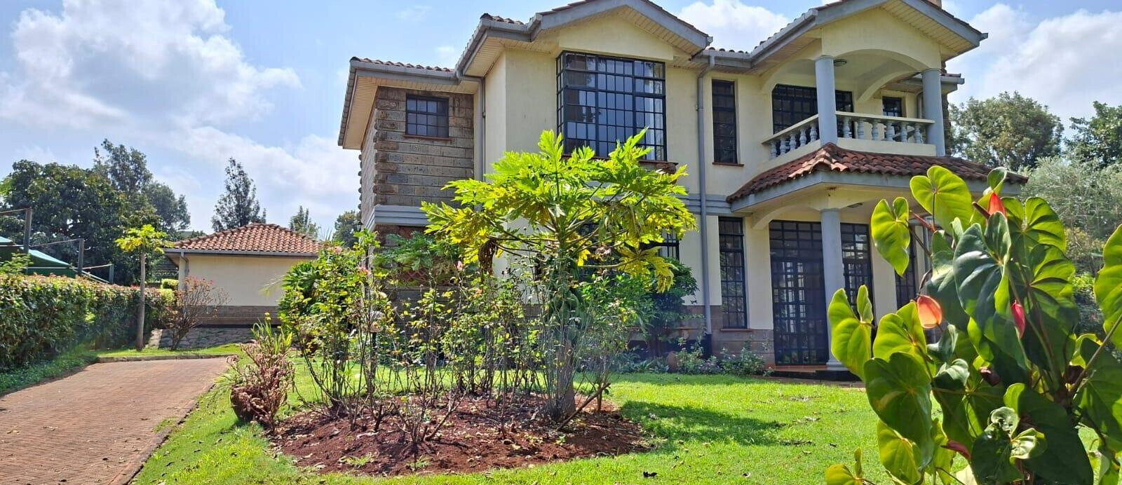 4BR All-Ensuite Townhouse with Fireplace & Pool – Rosslyn