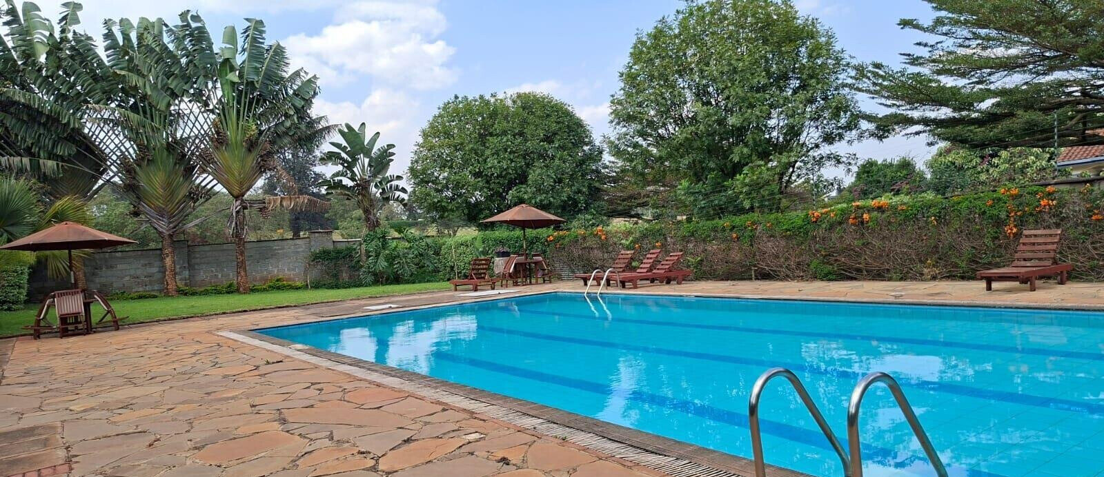 4BR All-Ensuite Townhouse with Fireplace & Pool – Rosslyn
