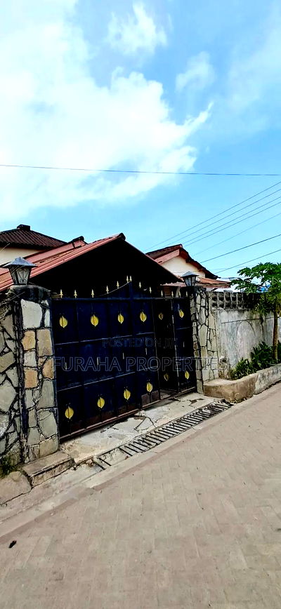 3bdrm Bungalow in Kiembeni for sale - Image 1