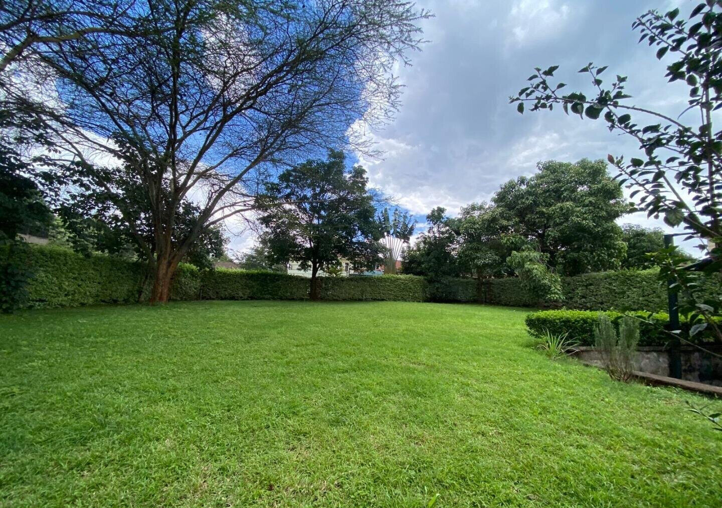 4BR Townhouse with Guest Wing & Fireplace - Runda