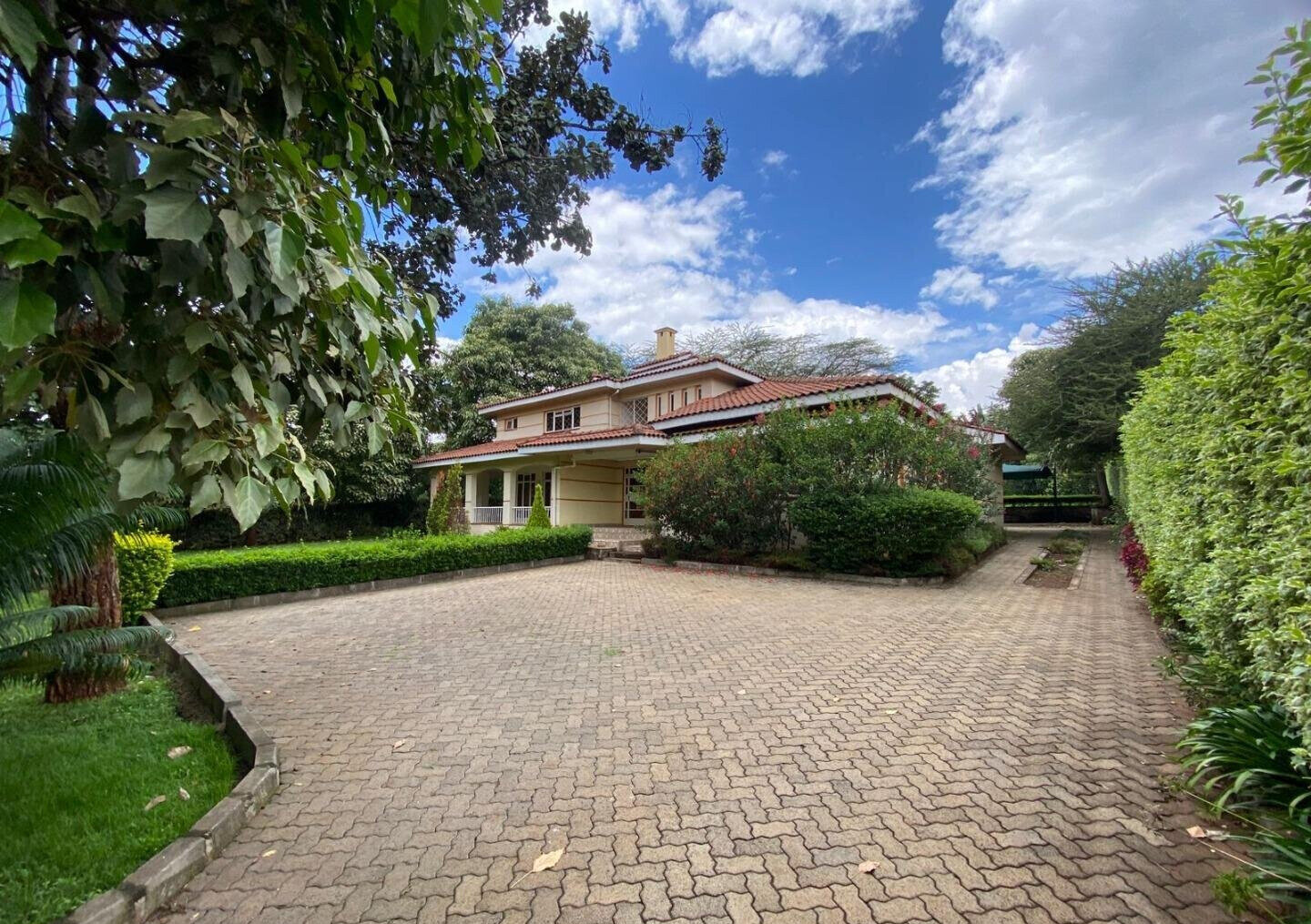 4BR Townhouse with Guest Wing & Fireplace - Runda