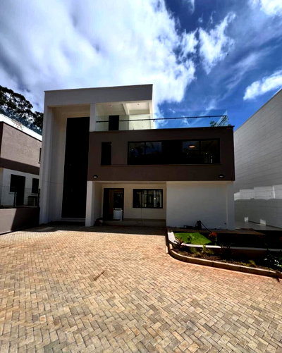 1/8 Acre Townhouse with 6BR