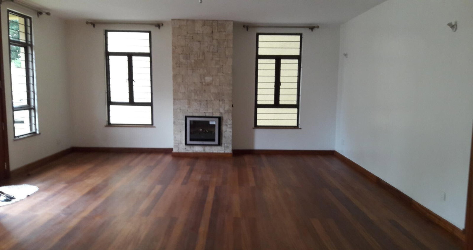5-Ensuite Townhouse with Electric Fireplace & DSQ - Lavington