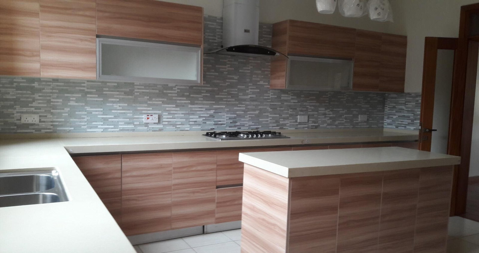 5-Ensuite Townhouse with Electric Fireplace & DSQ - Lavington
