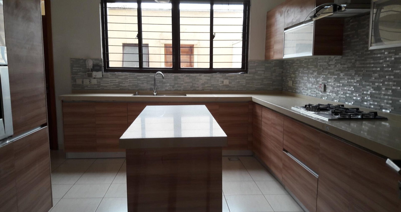 5-Ensuite Townhouse with Electric Fireplace & DSQ - Lavington