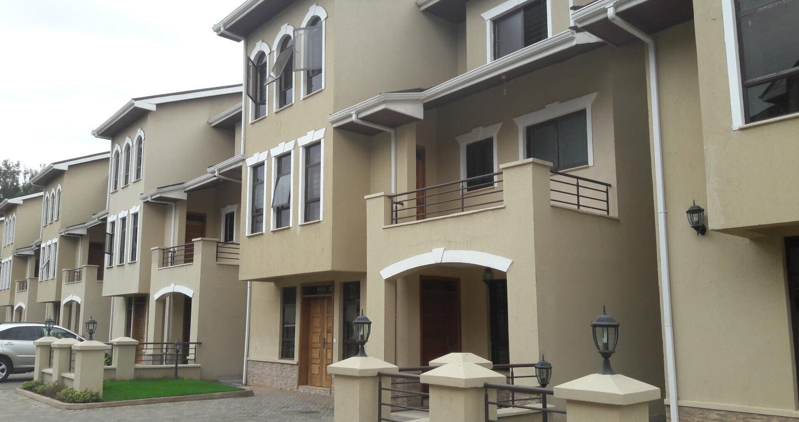 5-Ensuite Townhouse with Electric Fireplace & DSQ - Lavington