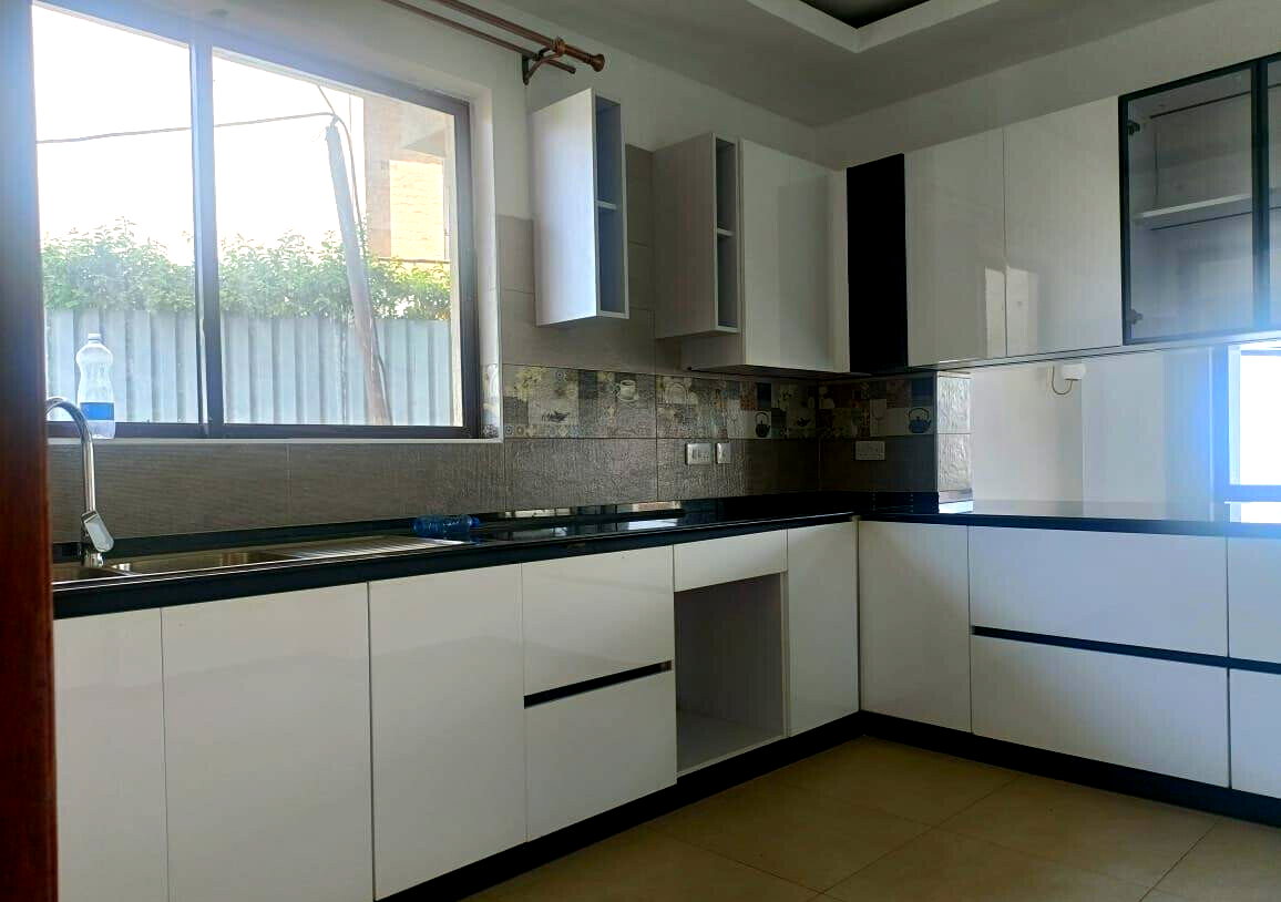 4BR Townhouse with DSQ & Pool Access - Thome, Nairobi