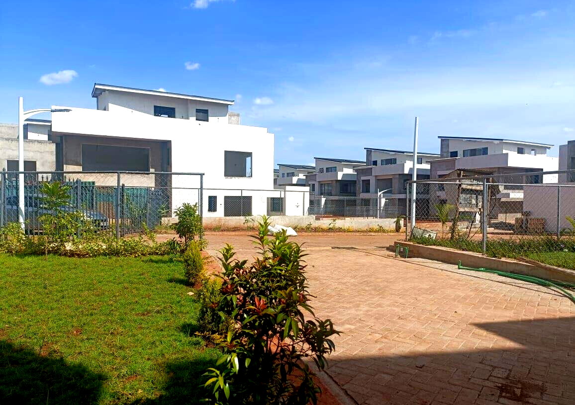 4BR Townhouse with DSQ & Pool Access - Thome, Nairobi