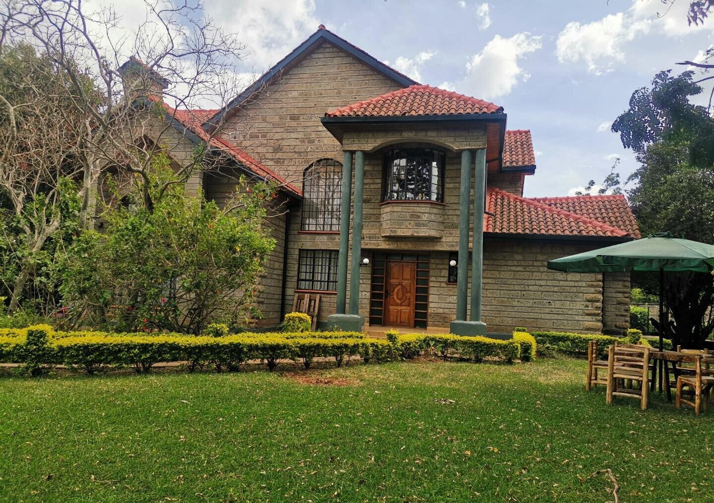 4-Bed Townhouse on Half-Acre with Gazebo & Solar – Karen