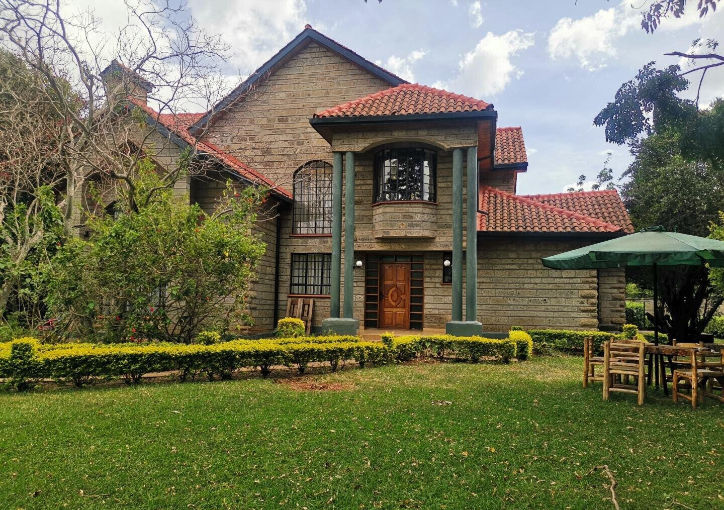 4-Bed Townhouse on Half-Acre with Gazebo & Solar – Karen