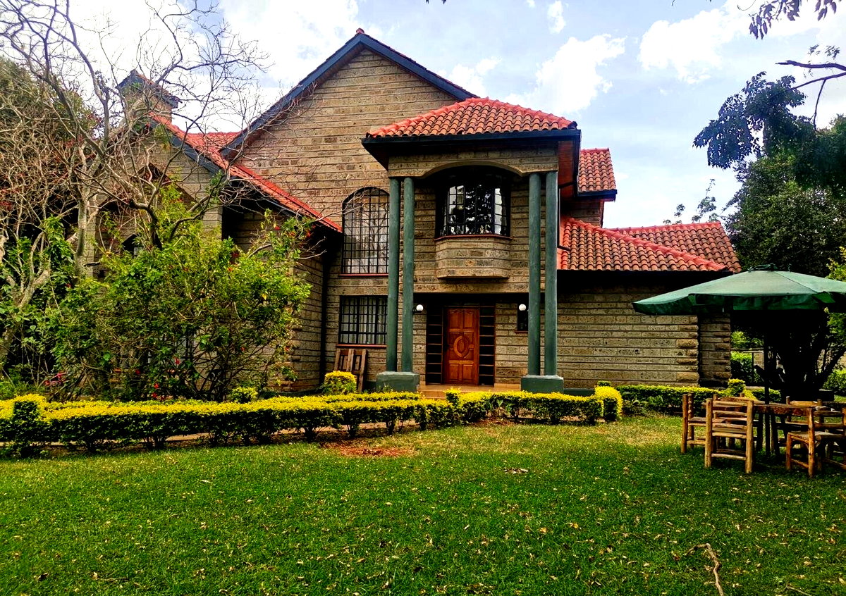 4-Bed Townhouse on Half-Acre with Gazebo & Solar – Karen