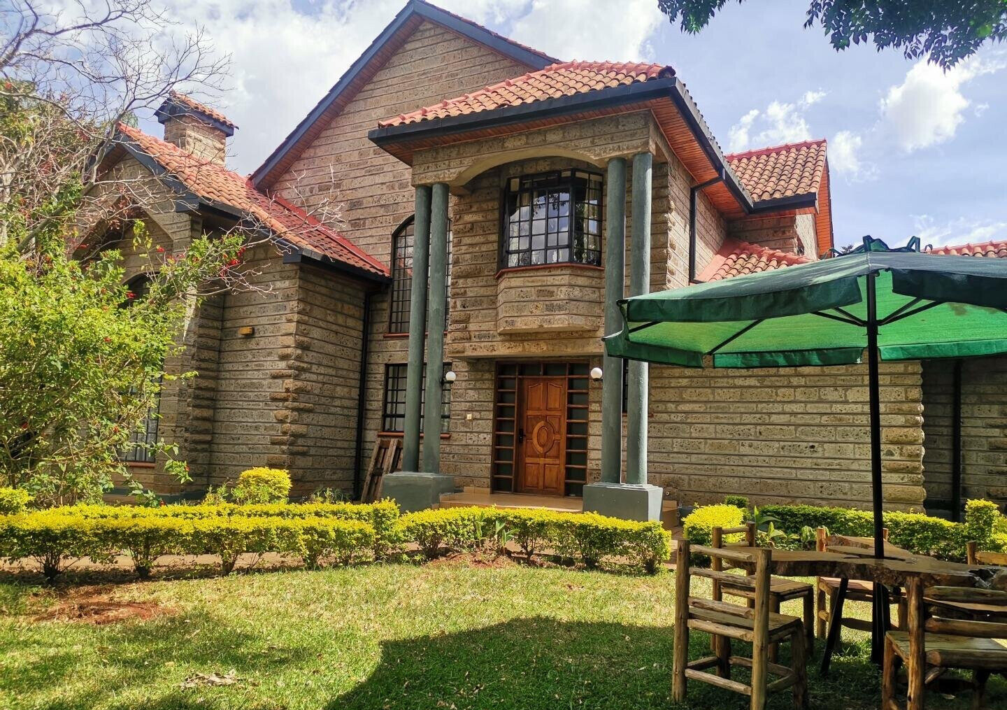 4-Bed Townhouse on Half-Acre with Gazebo & Solar – Karen
