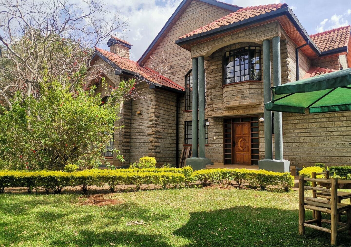 4-Bed Townhouse on Half-Acre with Gazebo & Solar – Karen