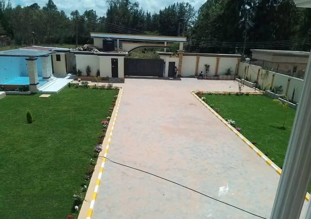 7-Ensuite Townhouse with Pool on ½ Acre – Karen