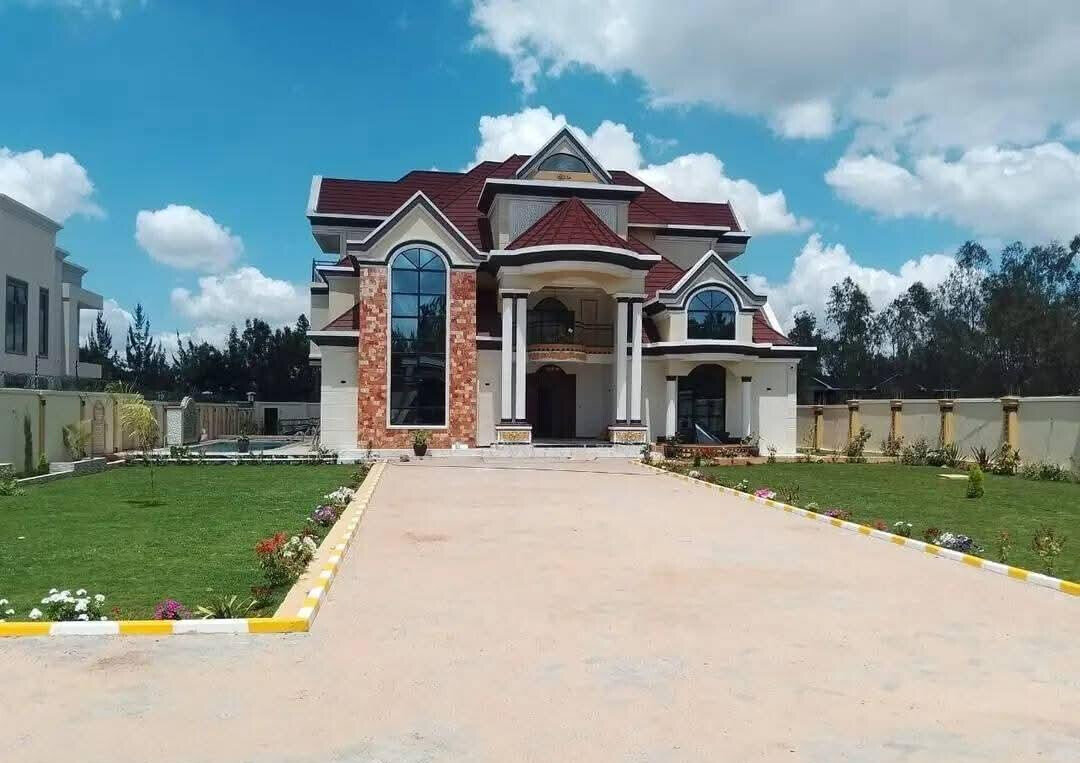 7-Ensuite Townhouse with Pool on ½ Acre – Karen