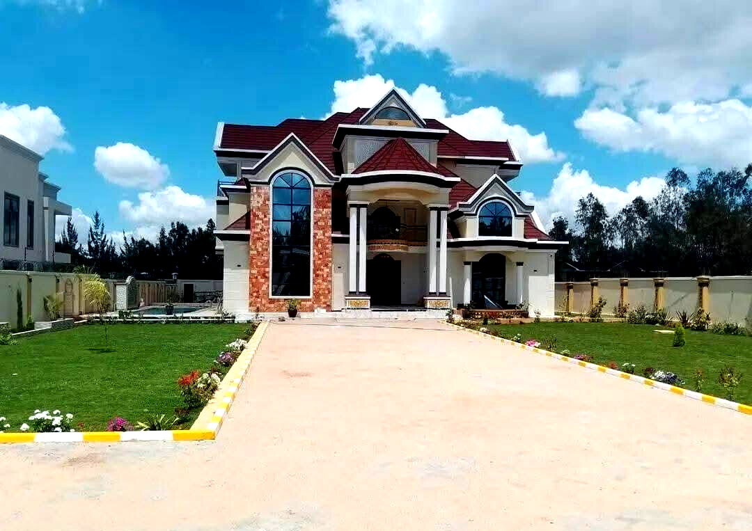7-Ensuite Townhouse with Pool on ½ Acre – Karen
