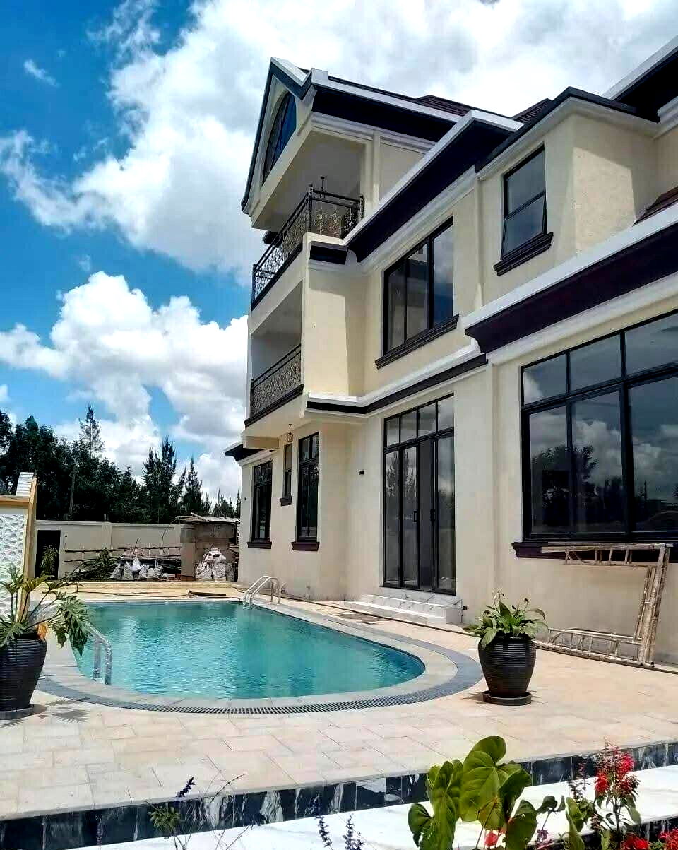 7-Ensuite Townhouse with Pool on ½ Acre – Karen