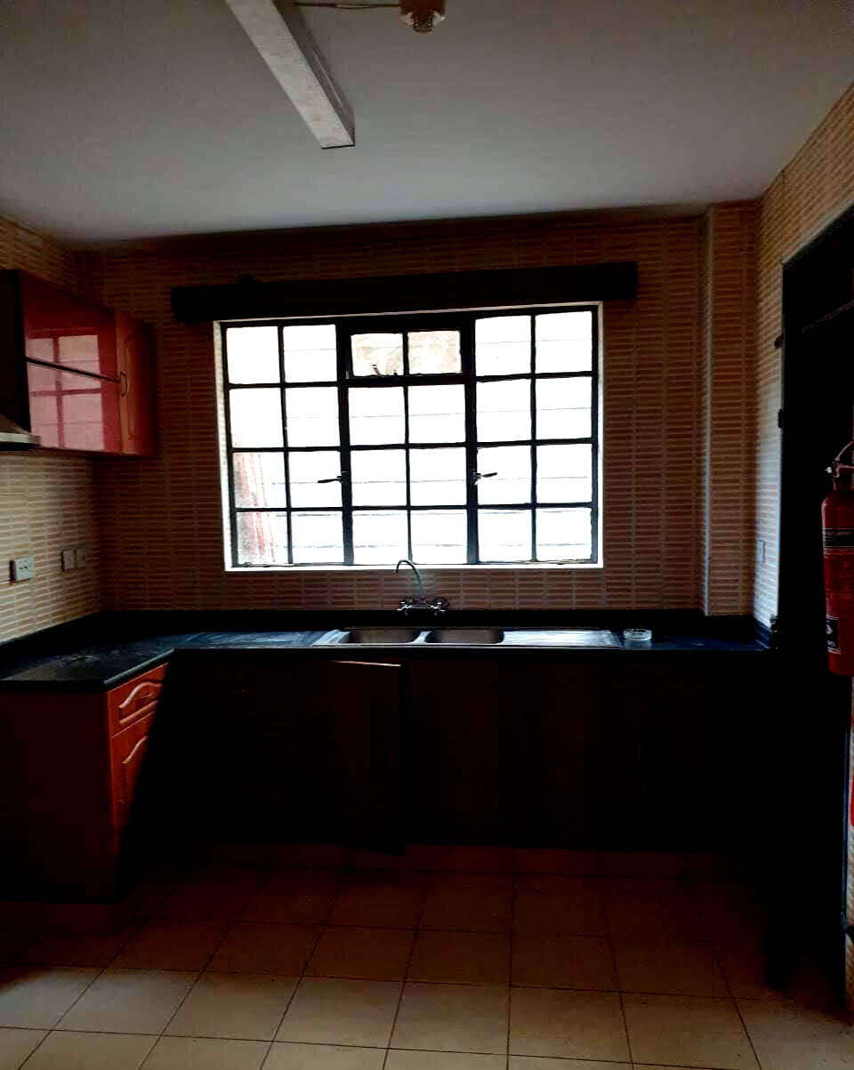 5BR All-Ensuite Townhouse with Fireplace & DSQ - Kileleshwa