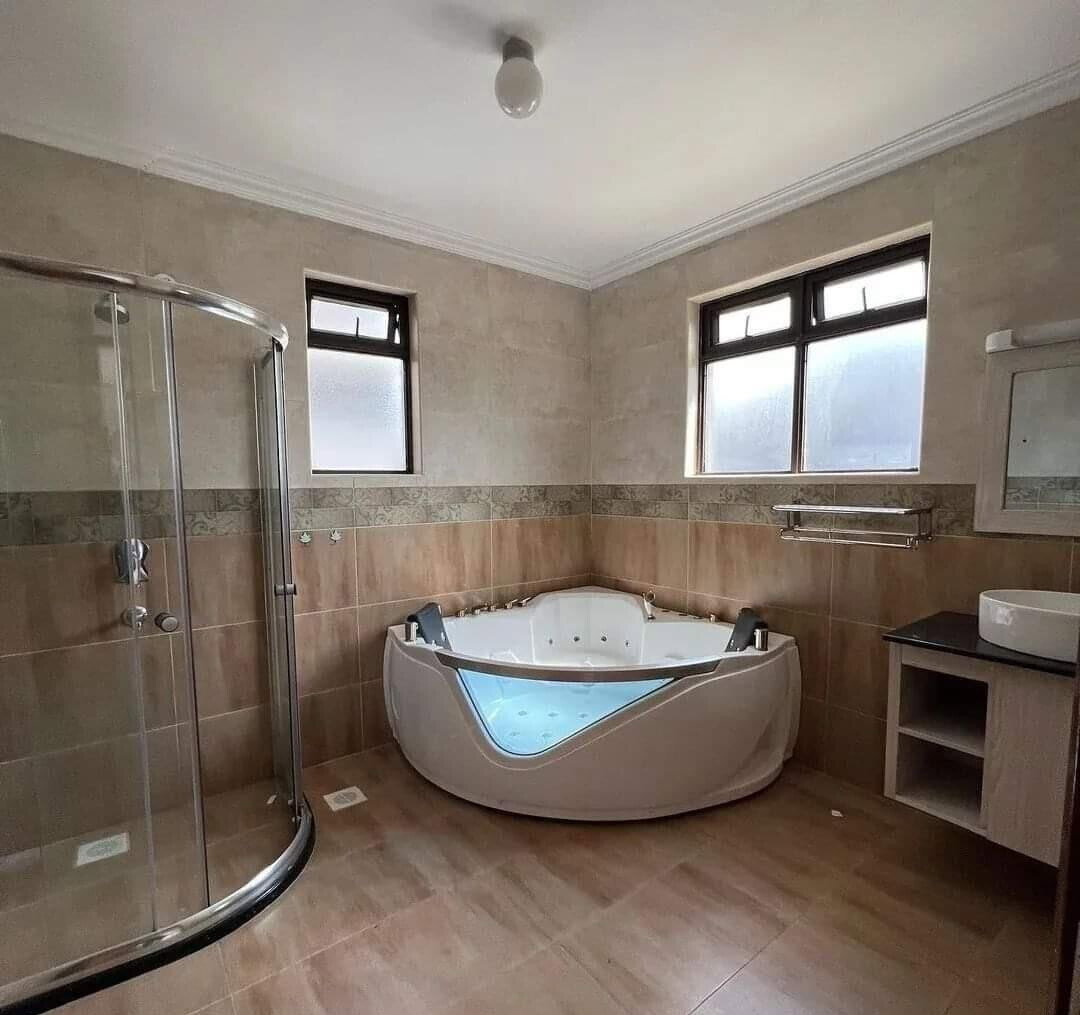 Private Garden Townhouse with DSQ - Lavington