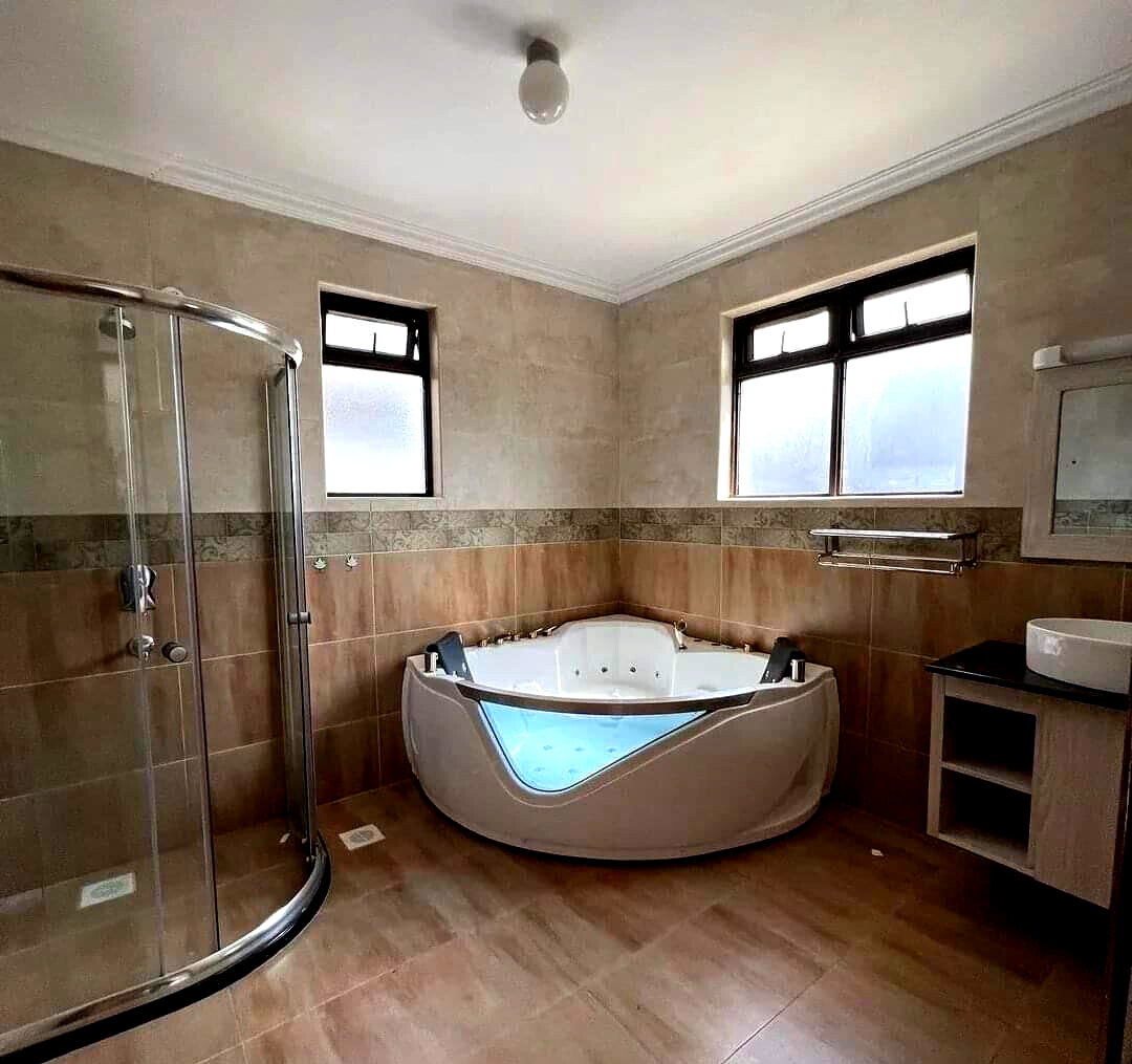 Private Garden Townhouse with DSQ - Lavington