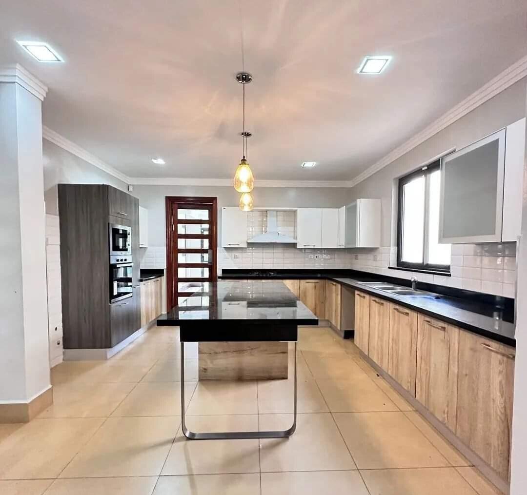 5-Ensuite Villa with Fireplace & Shared Pool – Karen Near Bomas
