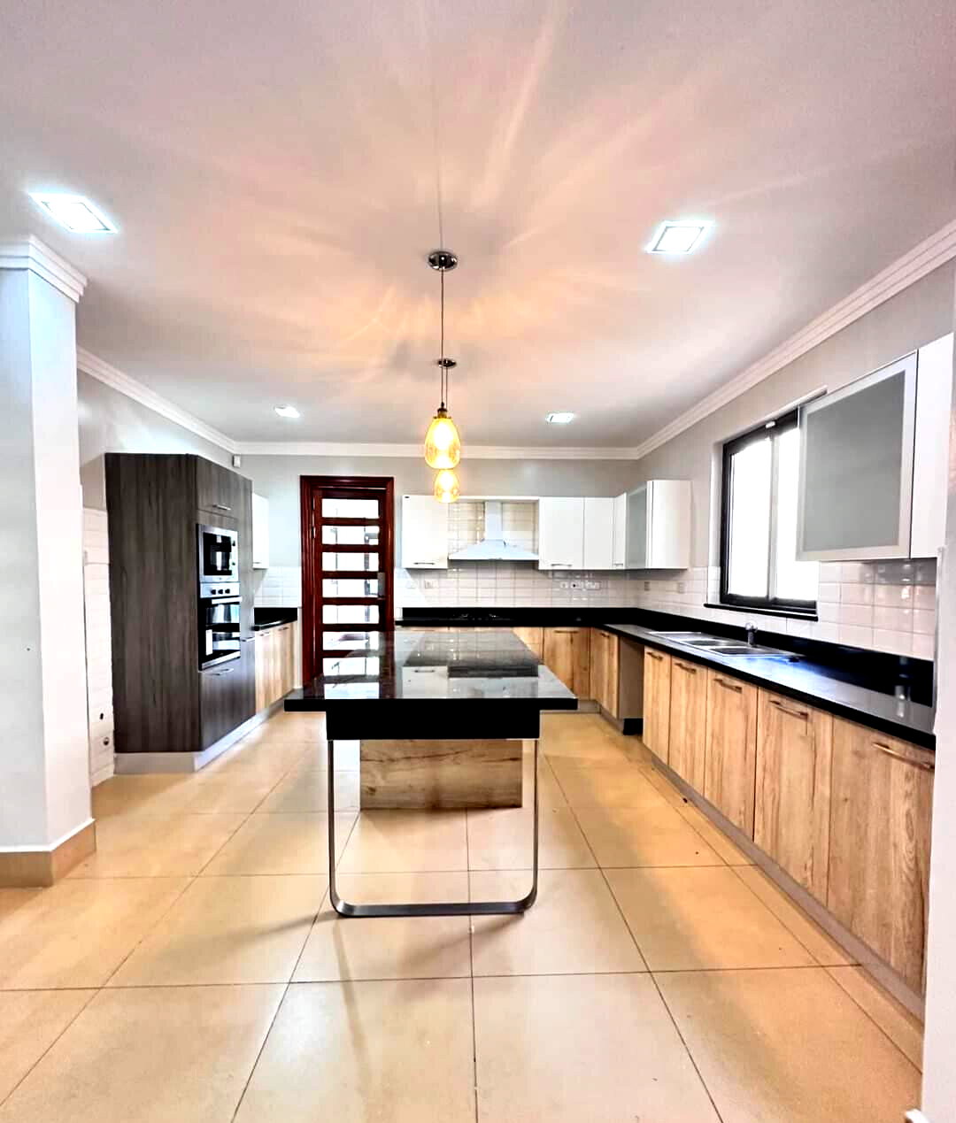 5-Ensuite Villa with Fireplace & Shared Pool – Karen Near Bomas
