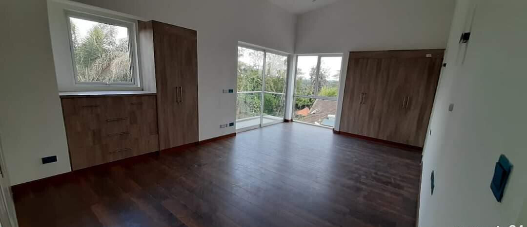 4-Ensuite Townhouse with Cathedral Ceilings & Steam Room - Lavington