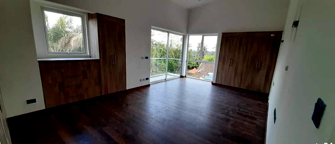 4-Ensuite Townhouse with Cathedral Ceilings & Steam Room - Lavington
