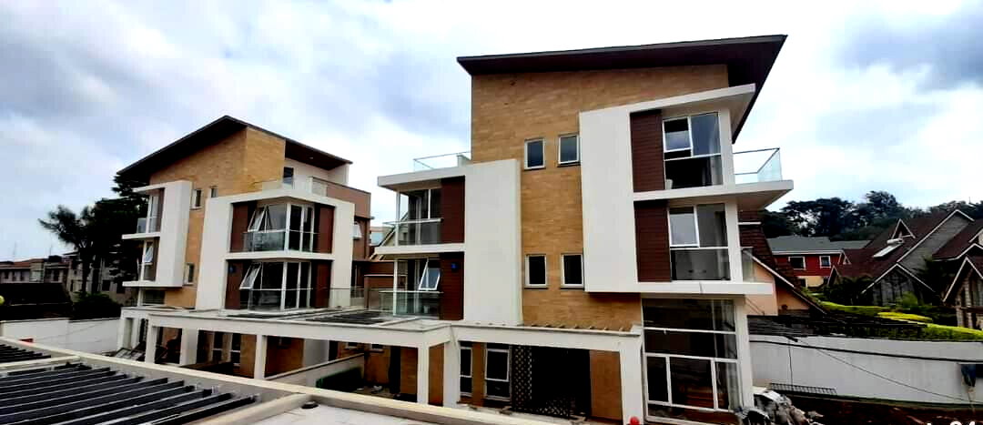 4-Ensuite Townhouse with Cathedral Ceilings & Steam Room - Lavington