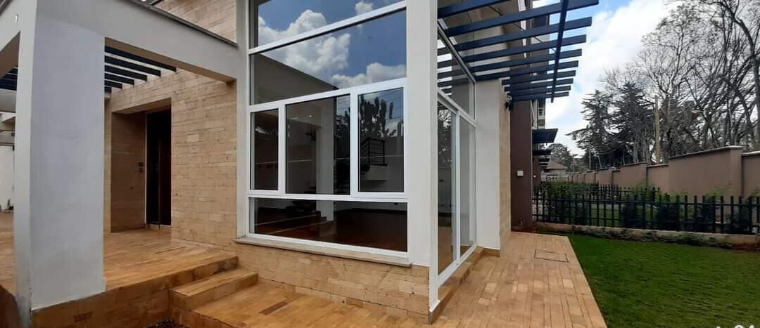 4-Ensuite Townhouse with Cathedral Ceilings & Steam Room - Lavington