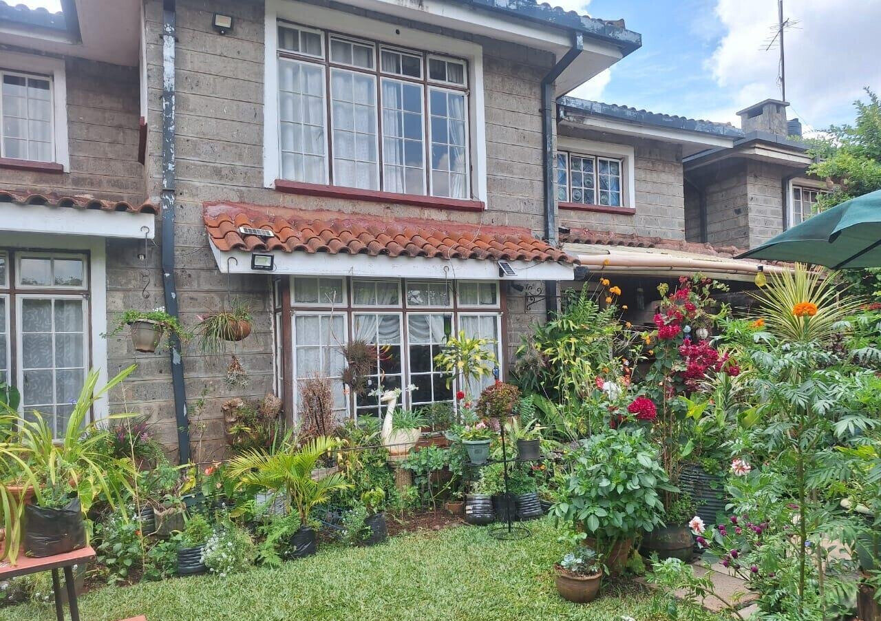 5-Bed Townhouse with Private Garden & DSQ - Lavington