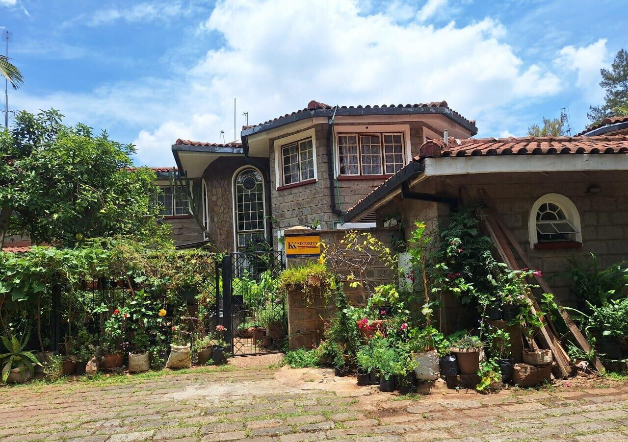 5-Bed Townhouse with Private Garden & DSQ - Lavington