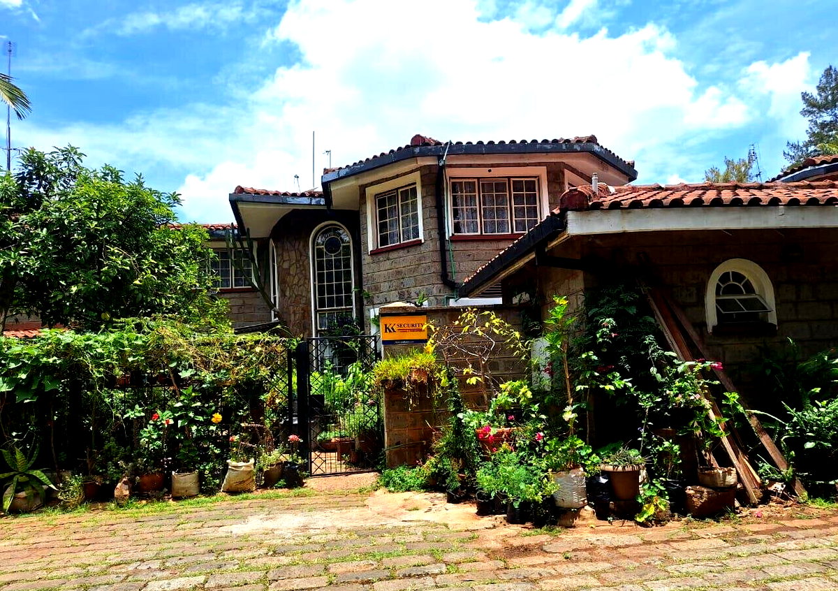 5-Bed Townhouse with Private Garden & DSQ - Lavington