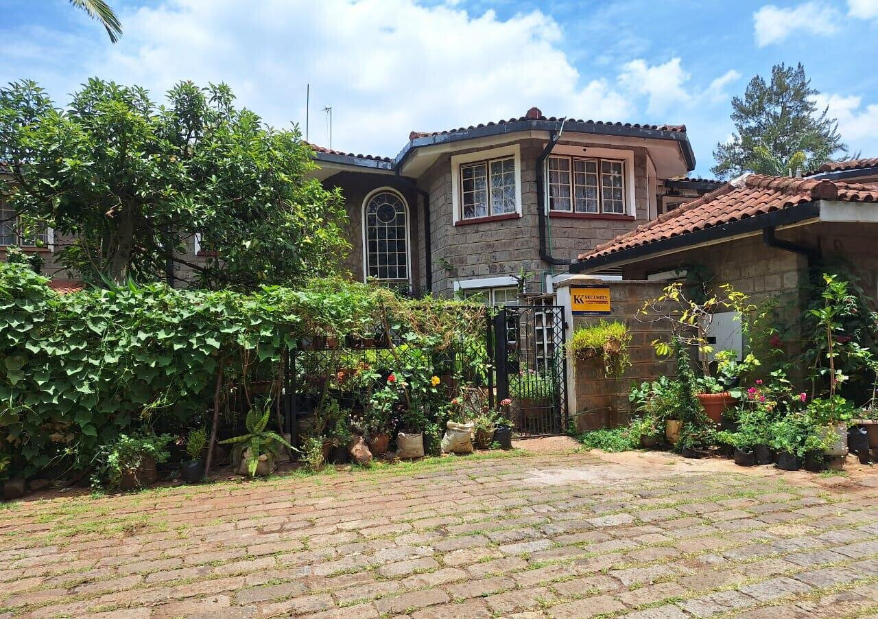 5-Bed Townhouse with Private Garden & DSQ - Lavington