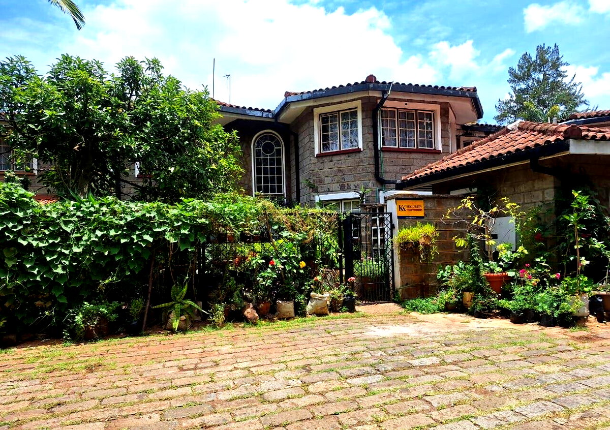 5-Bed Townhouse with Private Garden & DSQ - Lavington