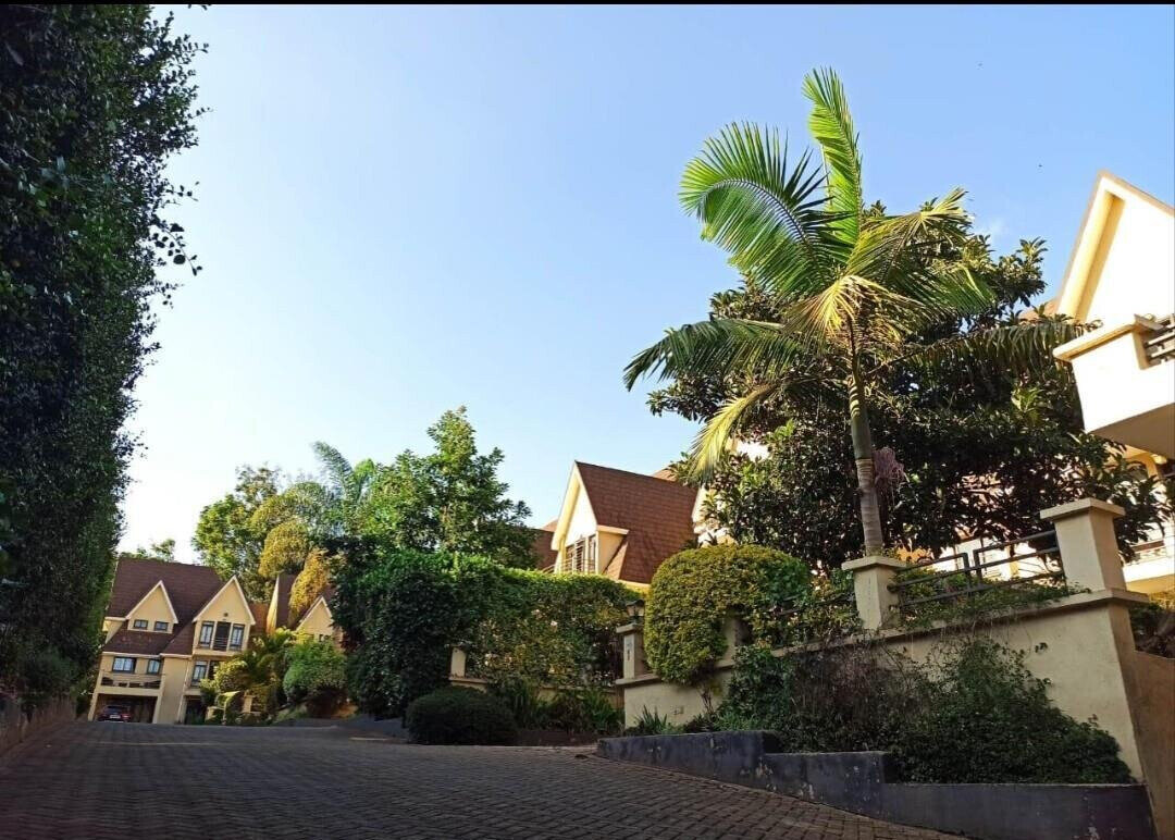 5-Ensuite Townhouse with Gourmet Kitchen & Home Office - Lavington