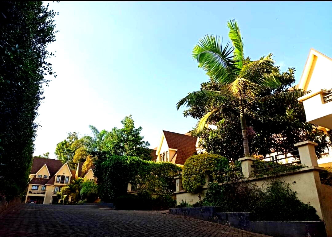 5-Ensuite Townhouse with Gourmet Kitchen & Home Office - Lavington