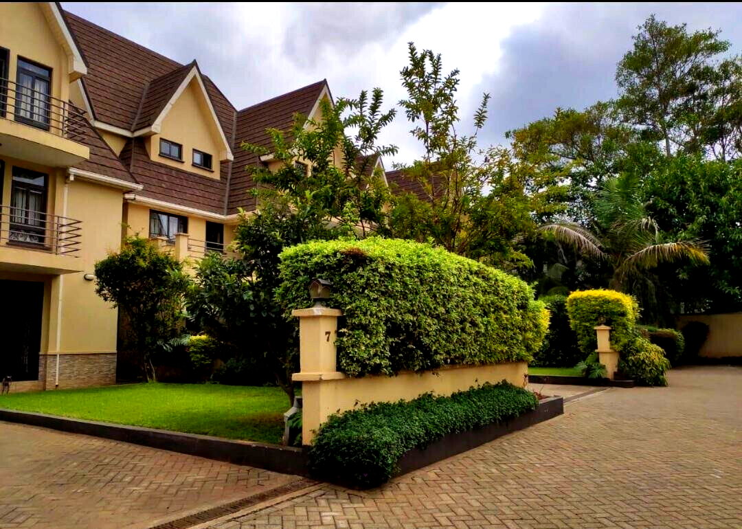5-Ensuite Townhouse with Gourmet Kitchen & Home Office - Lavington