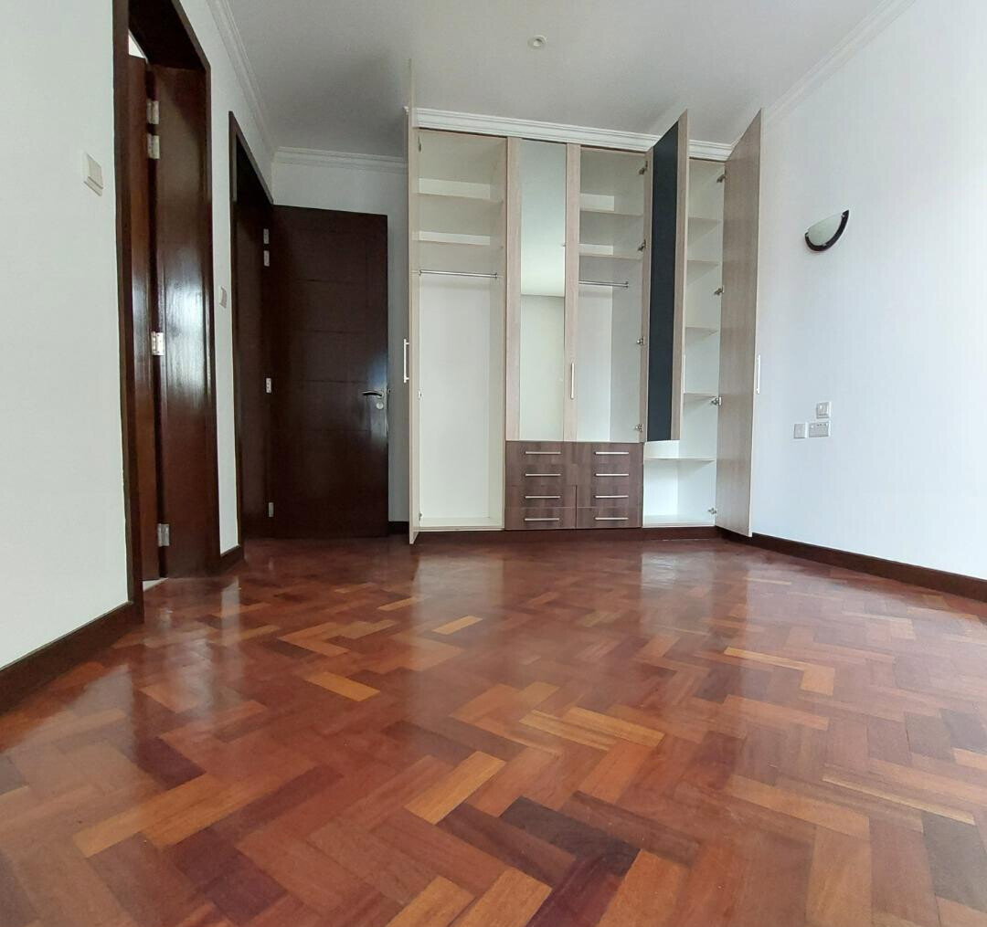 5-Ensuite Townhouse with Attic & Mahogany Finishes - Lavington