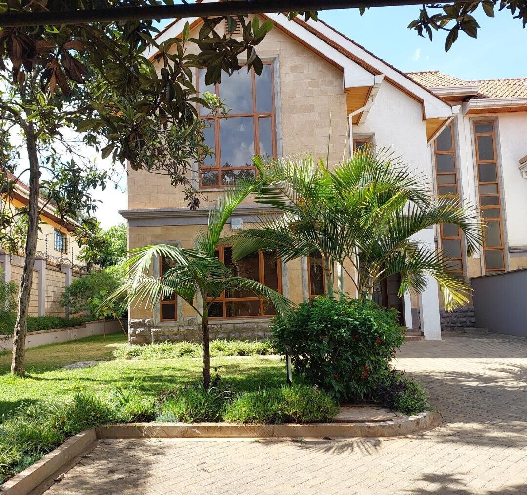 5-Ensuite Townhouse with Attic & Mahogany Finishes - Lavington