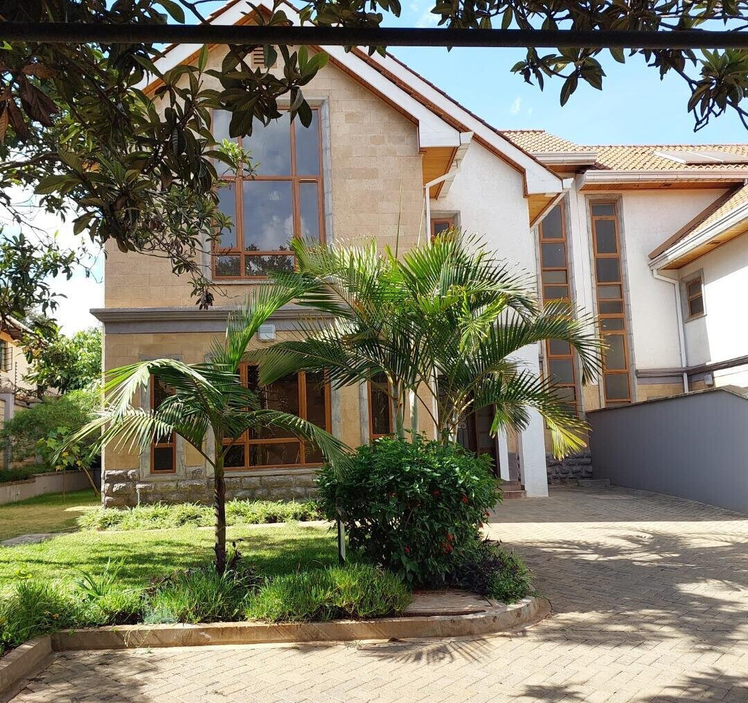 5-Ensuite Townhouse with Attic & Mahogany Finishes - Lavington