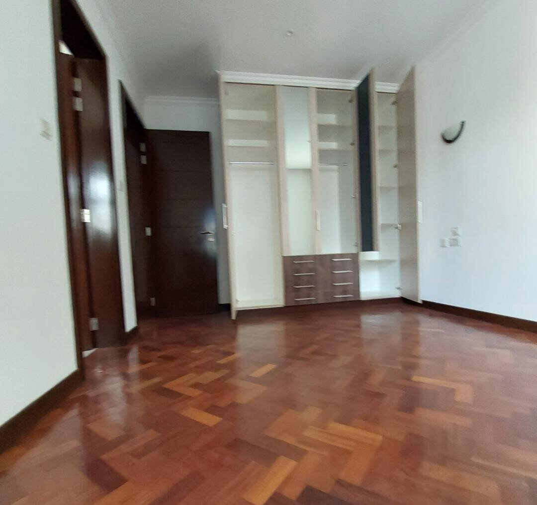 5-Ensuite Townhouse with Attic & Mahogany Finishes - Lavington