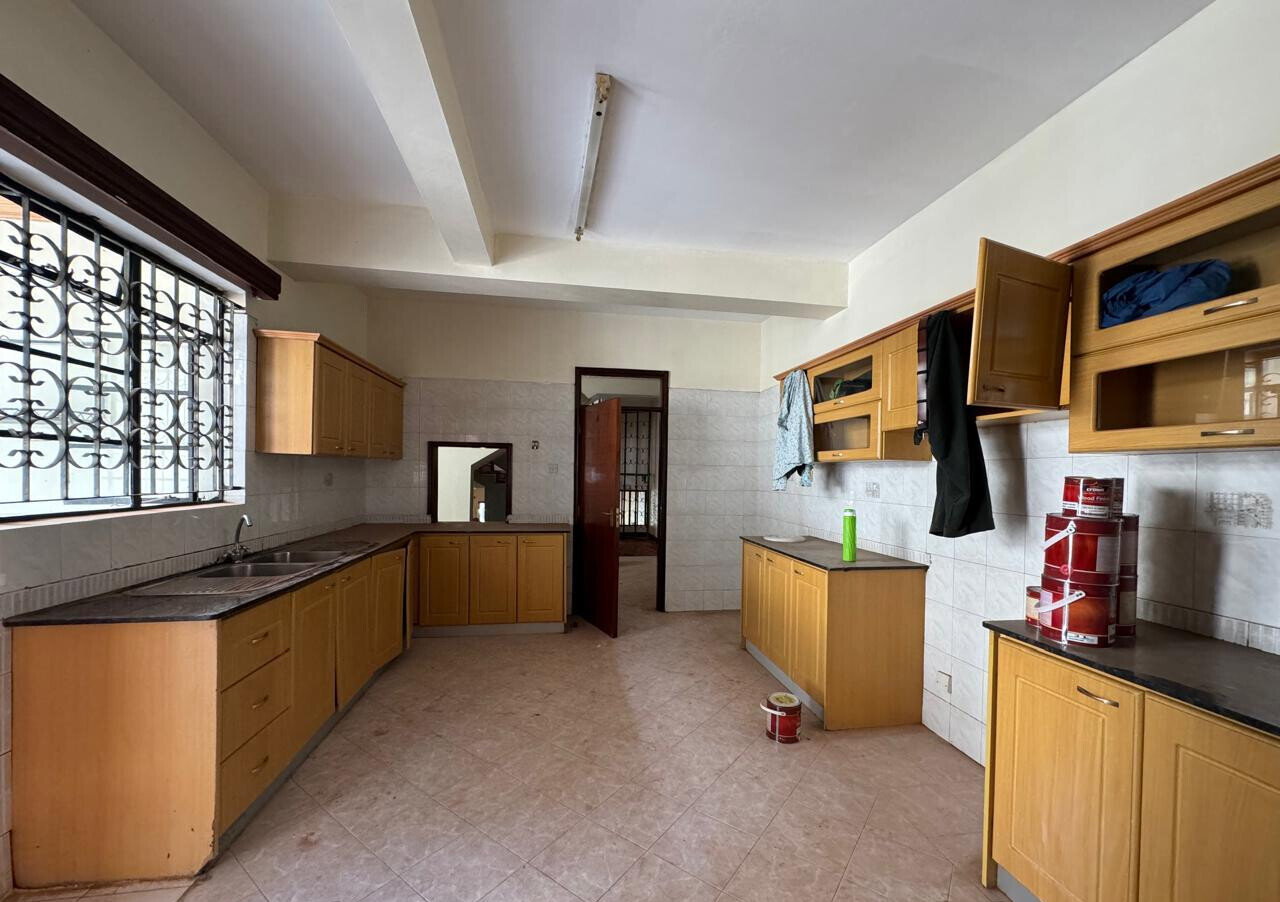 5-Bed Townhouse with Kids Play Area & Garden - Spring Valley